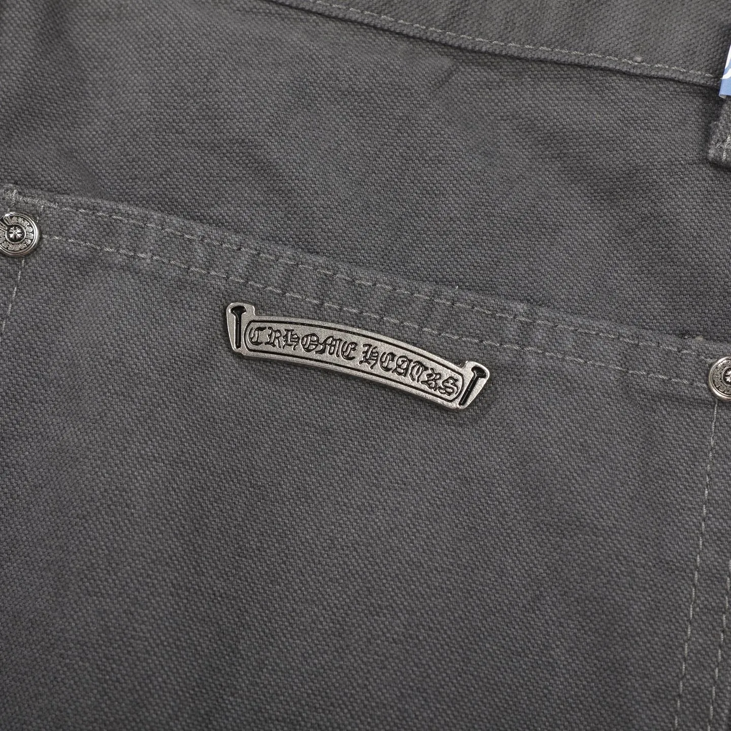 P280 Chrome hearts Cross patch leather jeans workwear logging pants Chrome hearts logging pants are here! ! ! CH Croix Heart Double Knee Cross Patch Leather Bo1 Style Logging Pants Straight-leg Work Pants B136 Croix Heart Cross Sanskrit Overalls Price 34W Level, patchwork cross pattern embellishment, high-waisted washed jeans! ! Absolutely high-end luxury products, 1.9W level god-level single products, super popular products, made by top heavy industry, not to be missed. About Zangyin, this is an extremely luxurious fashion brand, which can also be called the nobles of the high street. It has always been an exclusive brand of some hipsters or rich second generation. Compared with ordinary high streets, it is more luxurious and noble. Compared with luxury brands, it has a more fashionable personality and has always been a brand that I have a special liking for. Imported yarn is custom-woven into a high-density twill canvas, which ensures a crisp silhouette while also making the fabric feel very delicate. It follows the B01 classic silhouette, with a crisp and stylish upper body. The ready-made garments are stone-ground and fermented and can be matched with any style. Buttons and zinc are washed with genuine YKK retro metal products. Double-layered canvas on the front. Perfect details. All hardware is perfect. Size: s-XXL Color: Gray